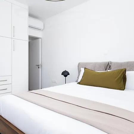Staycaee's 'ekali 101' Apartament *